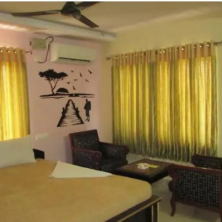 Maruthi Residency Inn & Restaurant Hyderabad Bagian luar foto