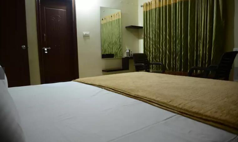 Maruthi Residency Inn & Restaurant Hyderabad Bagian luar foto